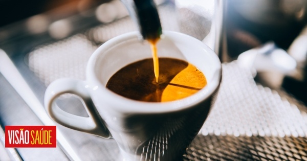 Une étude suggère que boire du café avant de faire du shopping peut augmenter la tendance à dépenser de manière impulsive.  Des chercheurs expliquent pourquoi